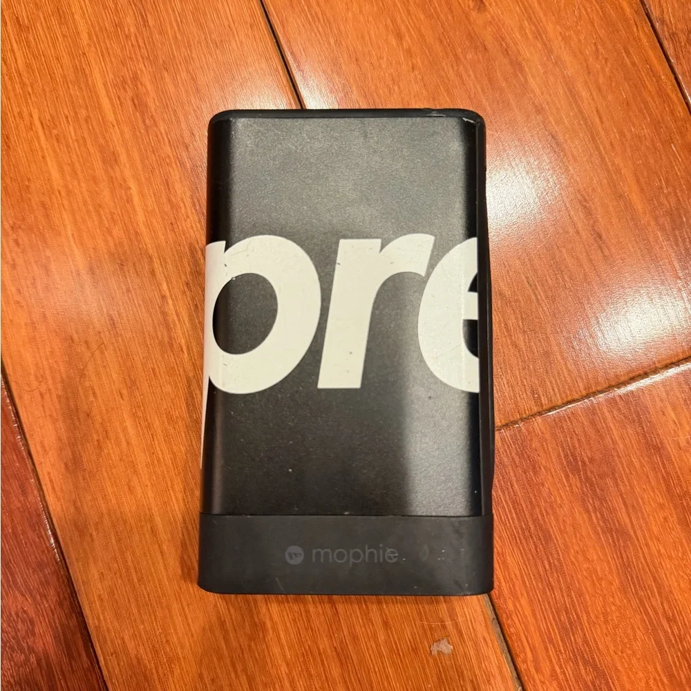 Supreme compact black